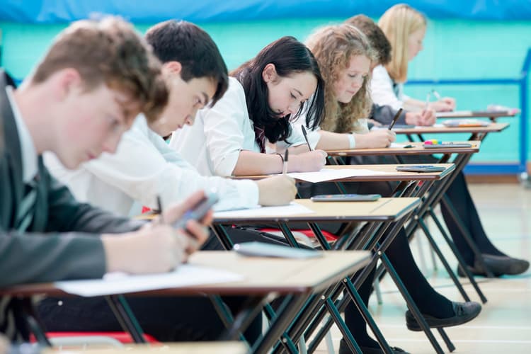 Imagem Seleção de modelo de linguagem para julgamento de redações do Enem